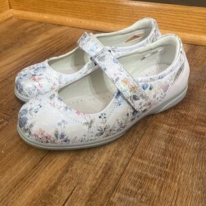 Cosy feet paradise silver floral nursing shoes 
Size 5.5